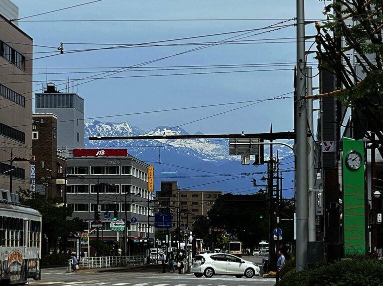 遠く立山連峰を望む富山市内の情景　©Tetsuichi Utsunomiya