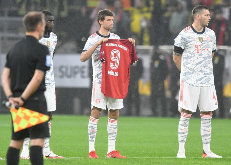 ミュラー氏がつけた9番のユニフォームを掲げたトーマス・ミュラー　©︎Getty Images