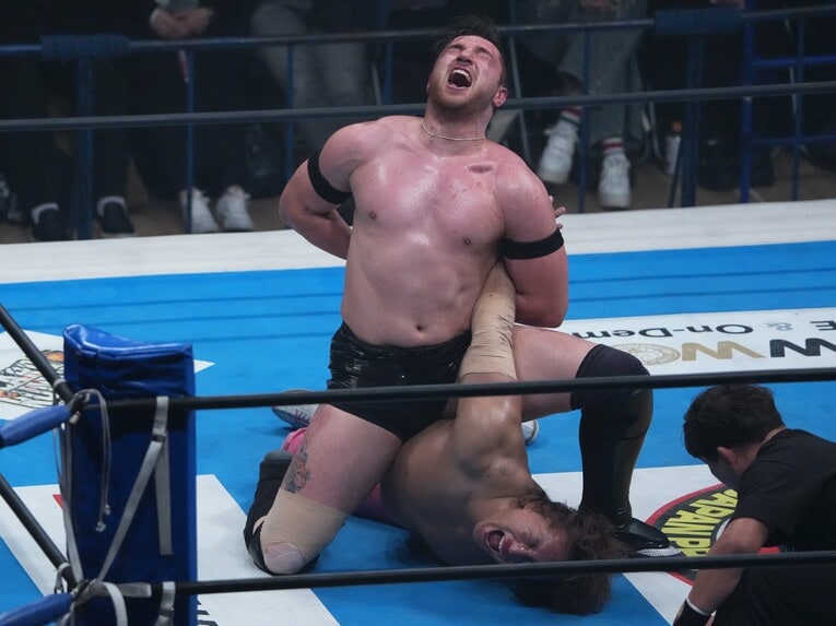 海野翔太の腕を締め上げるカラム・ニューマン　©Essei Hara