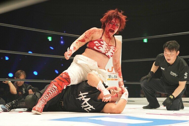 フォークを手に鬼の形相で刀羅ナツコを攻める舞華　©Essei Hara