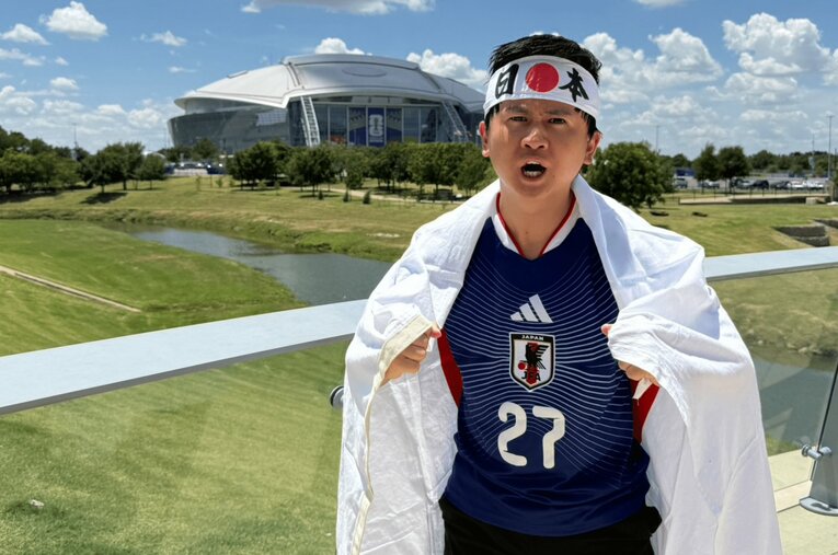 背番号「27」のユニフォームを着て取材現場に登場したウンパルンパ（26歳）。撮影は日本代表がオランダとスウェーデンと戦ったダラスの地で行われた ／ photograph by Ryohei Hayashi
