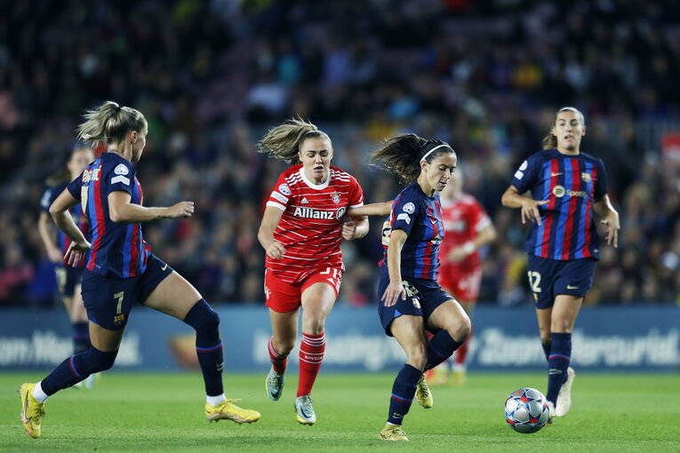 W杯ブラジル戦のウラで「バルサ女子がカンプノウで4万6967人」盛況なワケ… メッシ後に君臨する“女王”、熊谷紗希が見せた悔しさ(13)