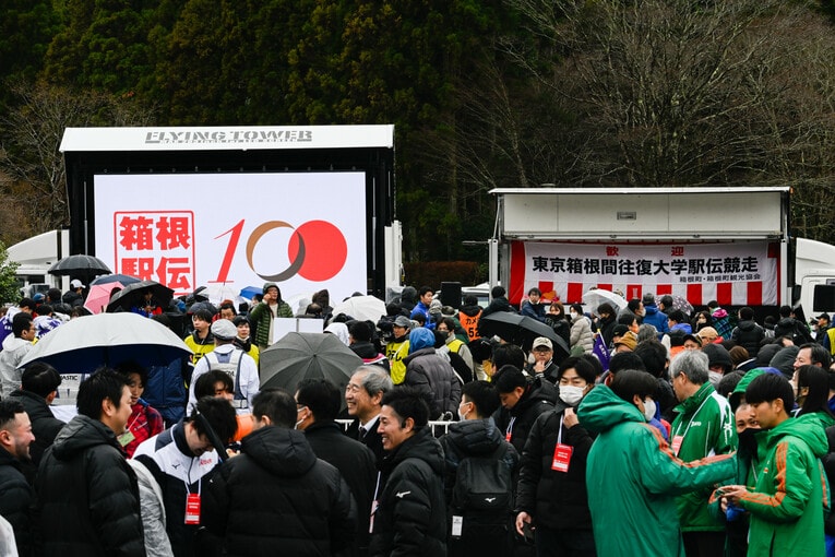 往路のゴール地点、芦ノ湖に詰めかける報道陣とチーム関係者　©Nanae Suzuki