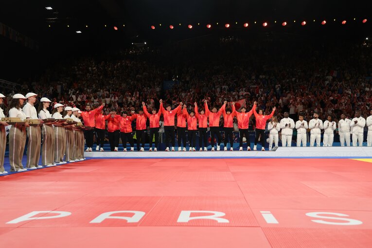 混合団体戦表彰式　©Tetsuya Higashikawa/JMPA