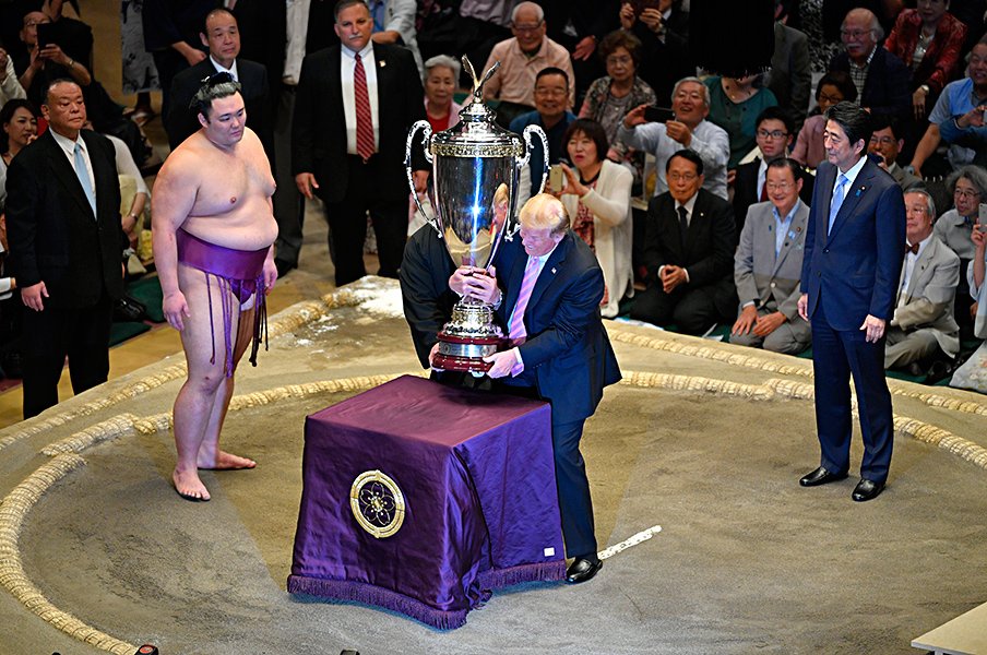 やけに揃ったスポーツ紙の足並み。「トランプ大相撲」をどう報じたか。<Number Web> photograph by Takuya Sugiyama/JMPA
