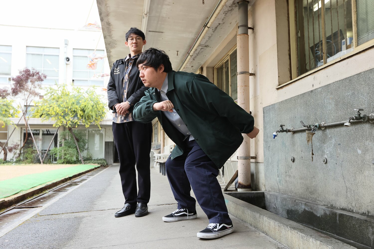 写真は競馬のジョッキーっぽいポーズをする兎