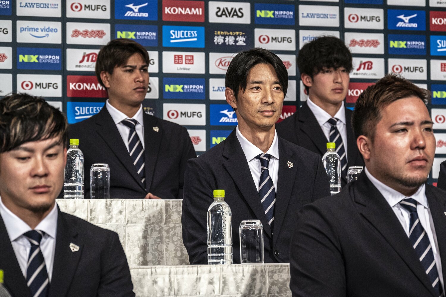 城石コーチ（中央）と牧原（左下）　©Takuya Sugiyama