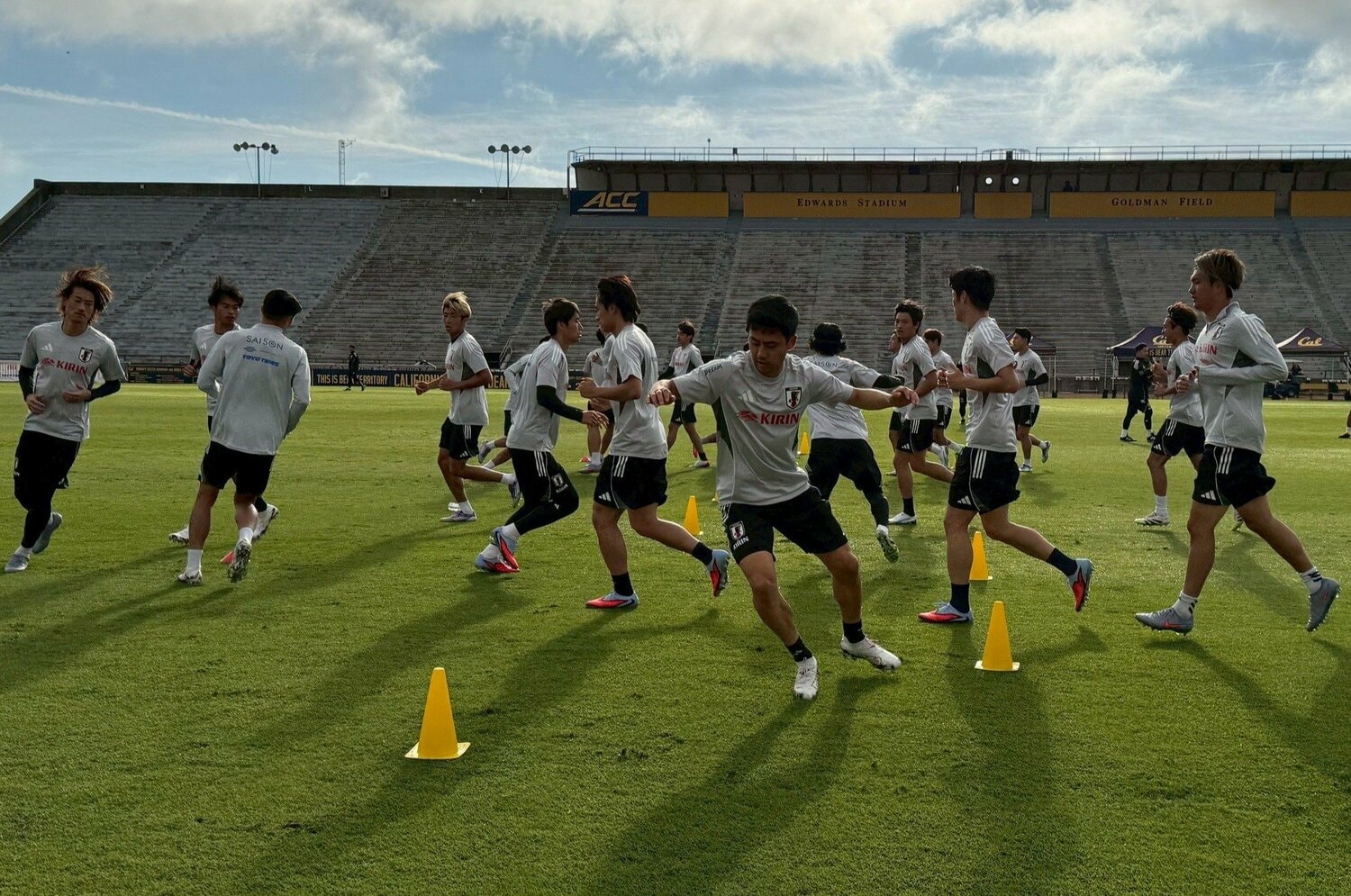 日本代表練習での遠藤(中央)ら ©Yusuke Mimura