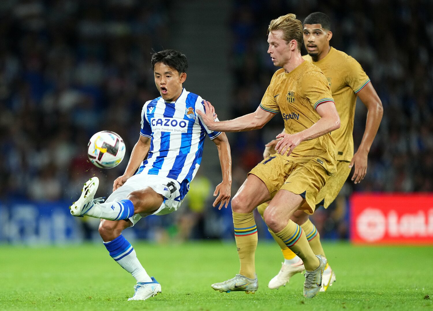 バルセロナのフレンキー・デヨングと対峙する久保 ©︎Getty Images