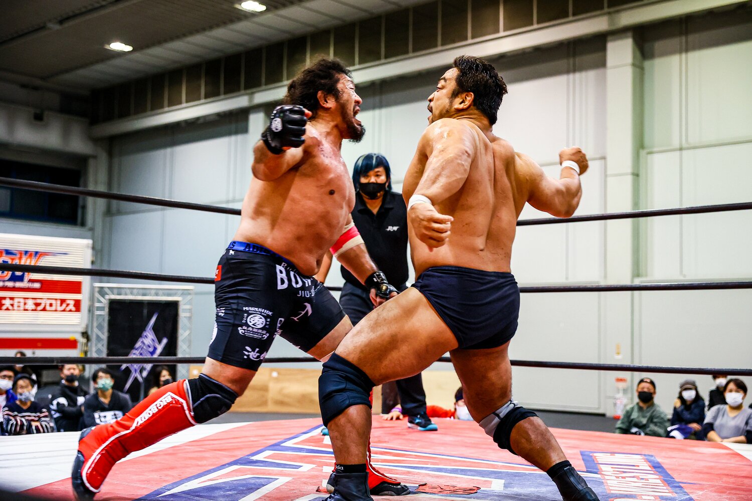 関根は昨年10月、大日本プロレスのリングで“マッスルモンスター”関本大介と対戦　©Susumu Nagao