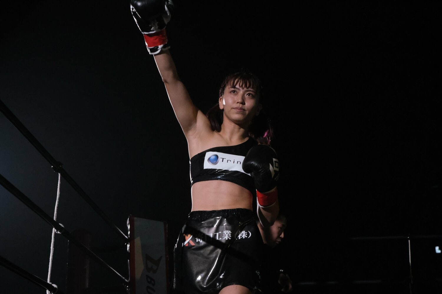 コスチュームは黒一色。華やかさを抑えた入場に