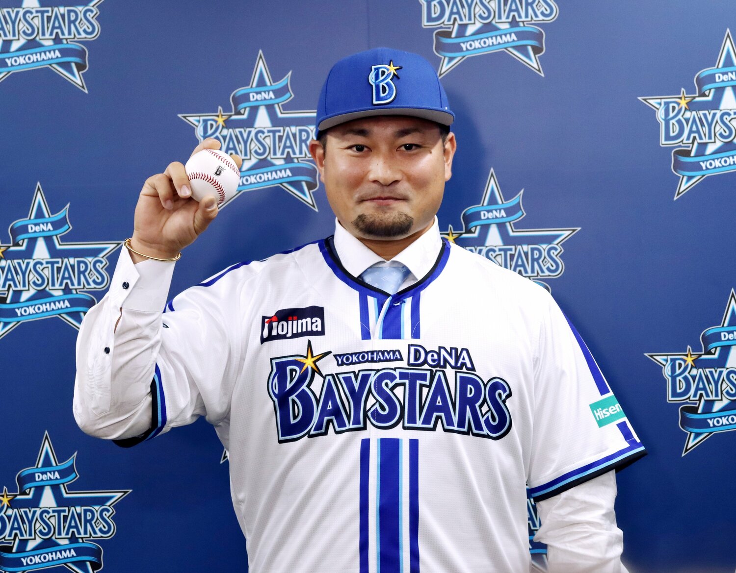 会見でお披露目となったユニフォーム姿　©JIJI PRESS