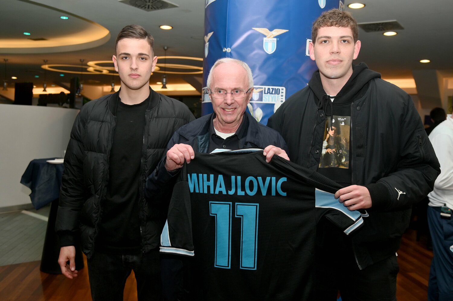 2023年、ミハイロビッチの息子と並んで「11番」のユニフォームを手にするエリクソン　©Getty Images