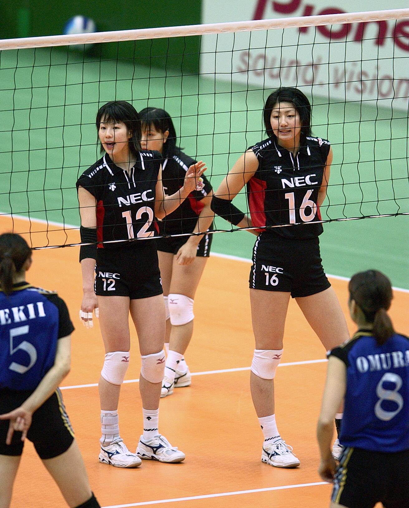 NEC時代の浦田聖子（背番号12）。右は大友愛　©JIJI PRESS