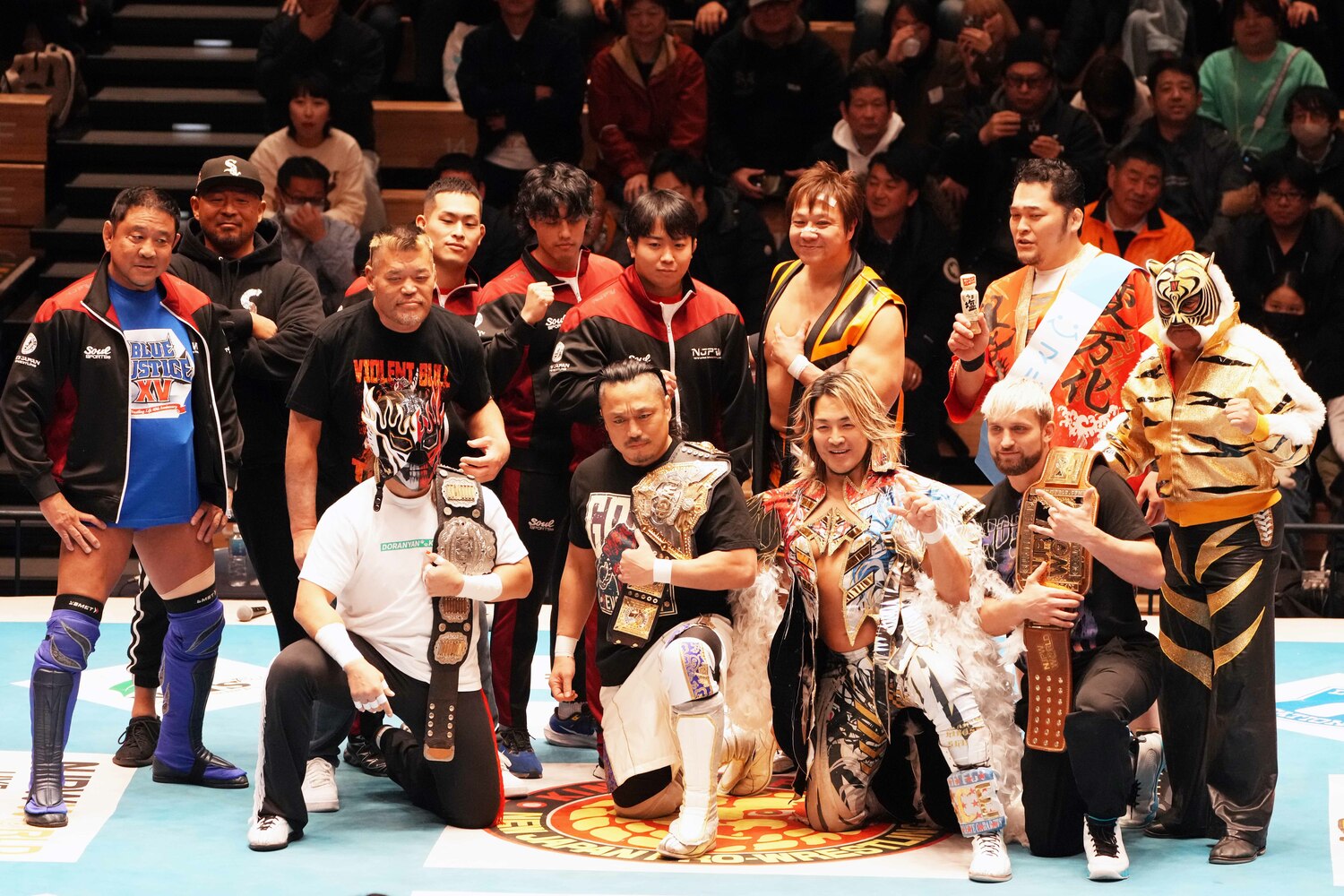 ファンサービスの撮影会でポーズをとる棚橋弘至ら本隊のメンバー　©Essei Hara