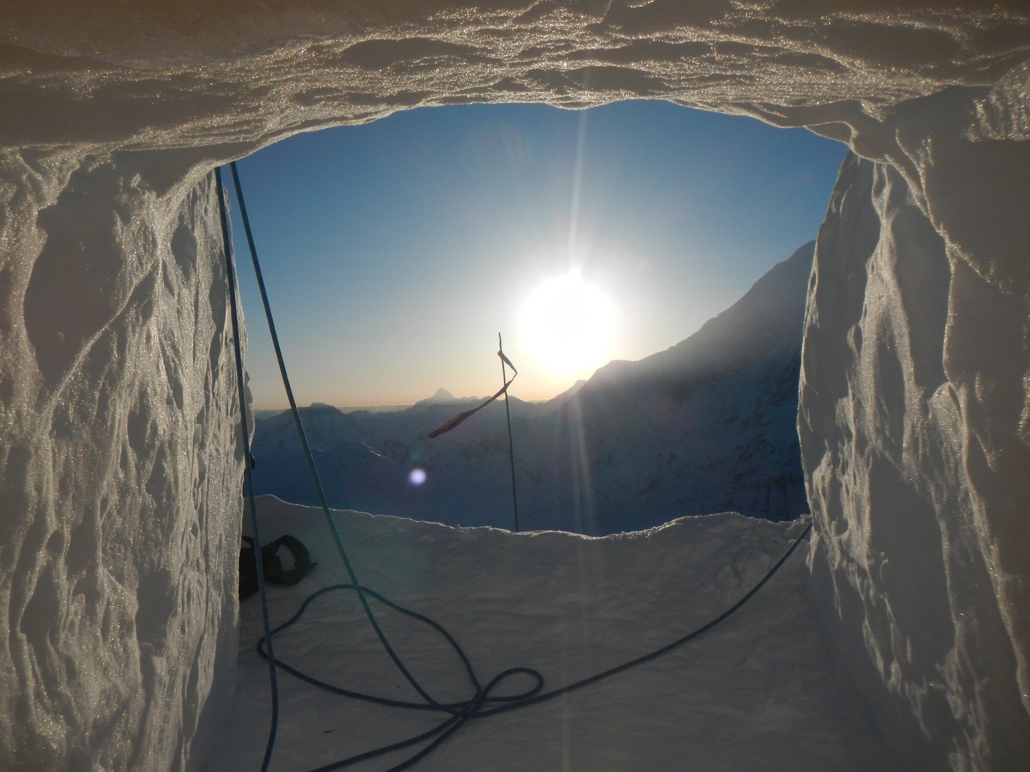 2016年、人生初の“遭難”をしたハンター。キャンプ3(3100ｍ)の雪洞から栗秋が撮影した写真。目の前に見えるのはフォレイカー（5304m）の一部　©Masatoshi Kuriaki