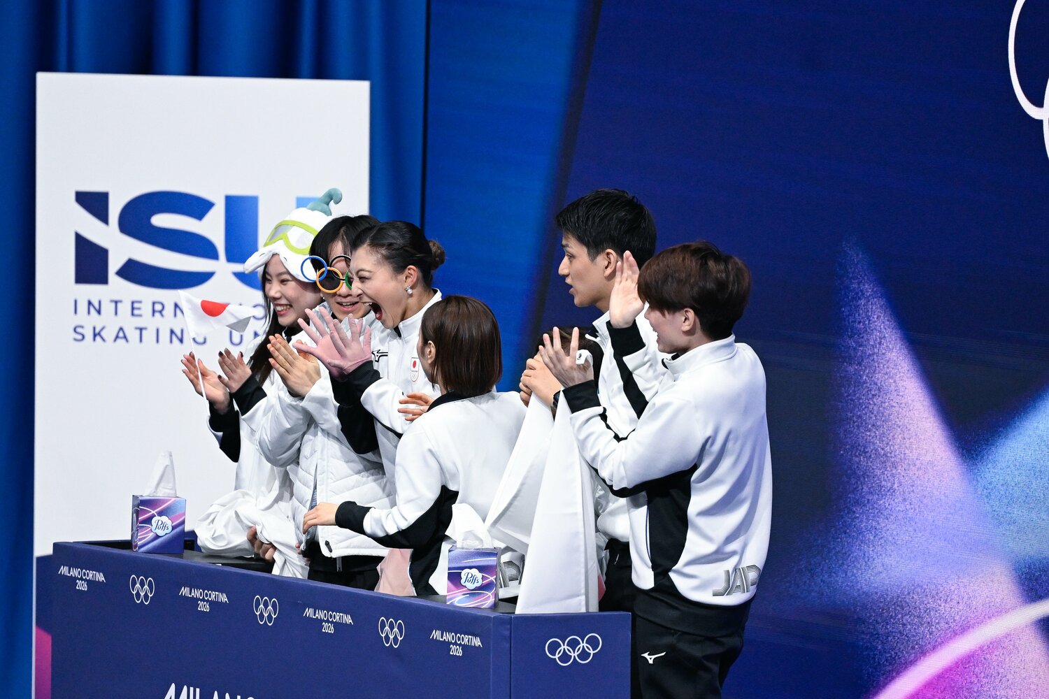 フリーの得点が出て、チームメイトと喜びを分かち合った　©Asami Enomoto／JMPA