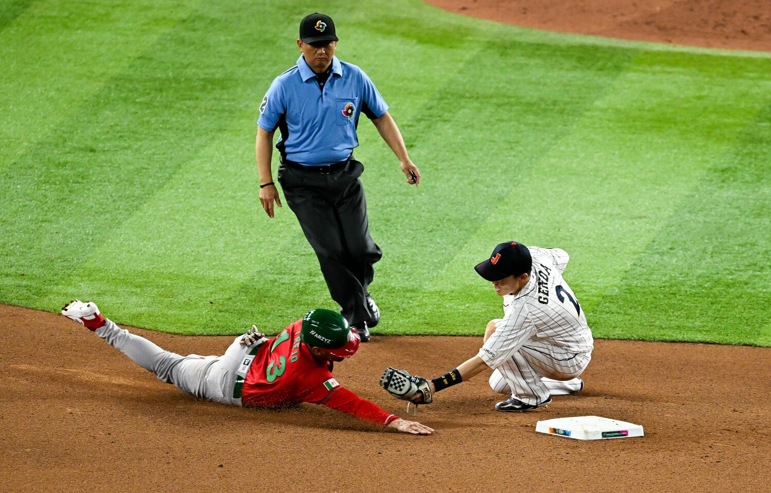 「源田の1ミリ」とも言われたメキシコ戦7回のタッチプレーのシーン。グラブはゼット一筋　