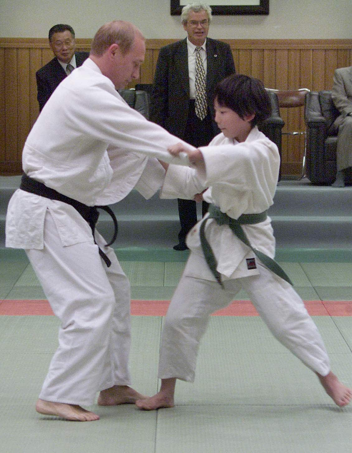 2000年9月、講道館を訪れ、10歳の少女と対戦したプーチン　©Getty Images