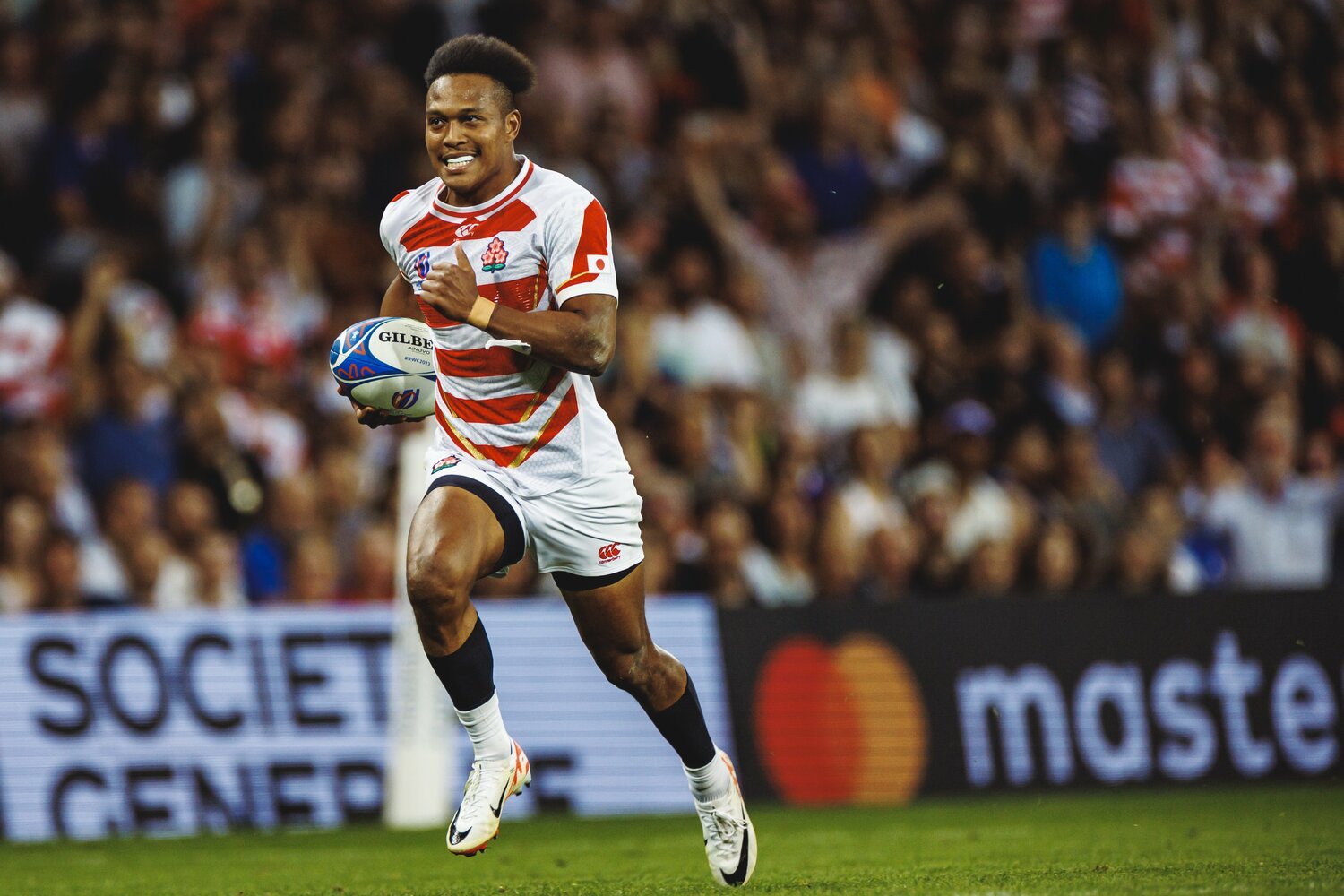 サモア戦ではボーナスポイントとなる4つ目のトライかと思われたが、直前のプレーでノックオンがあり認められず。2年半プレーしたフランスでも人気選手である松島がスコアすれば会場も盛り上がるはずだ ©︎Kiichi Matsumoto