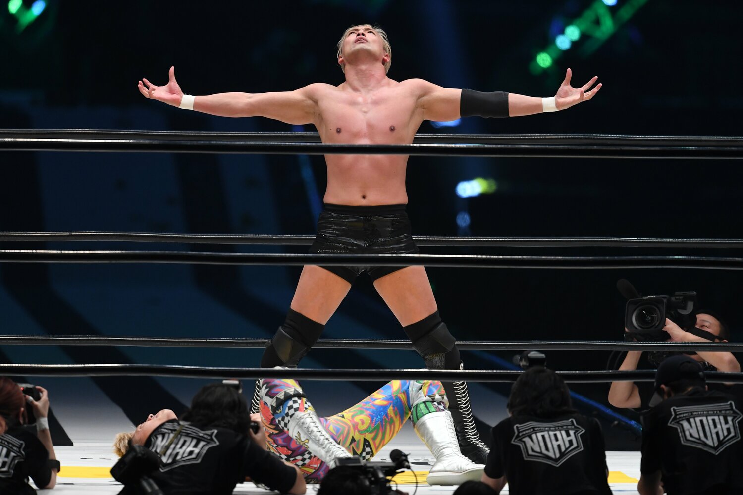 試合開始から5分足らず、オカダ・カズチカは早々にレインメーカーポーズを披露した