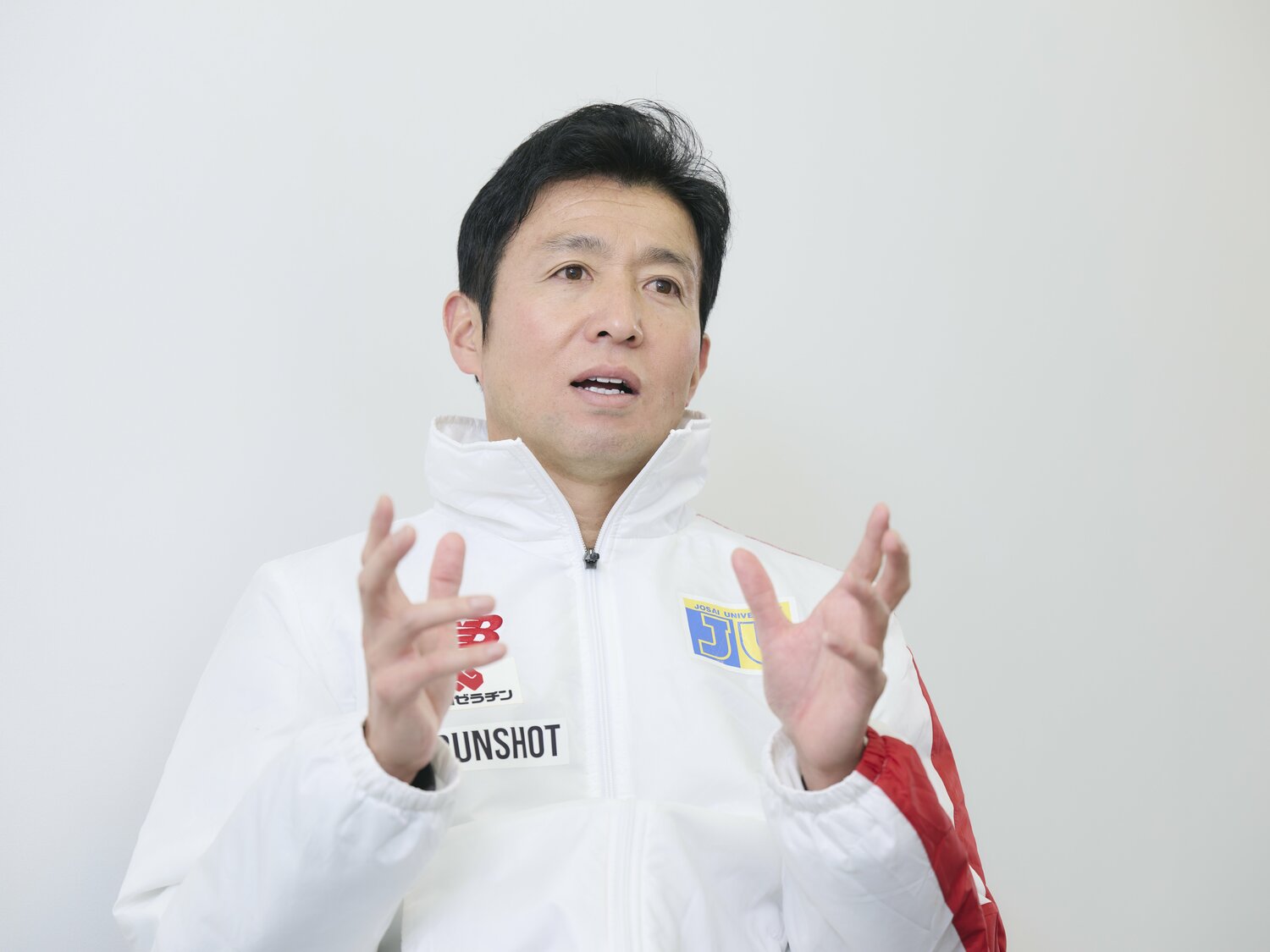 インタビューに答える櫛部静二氏