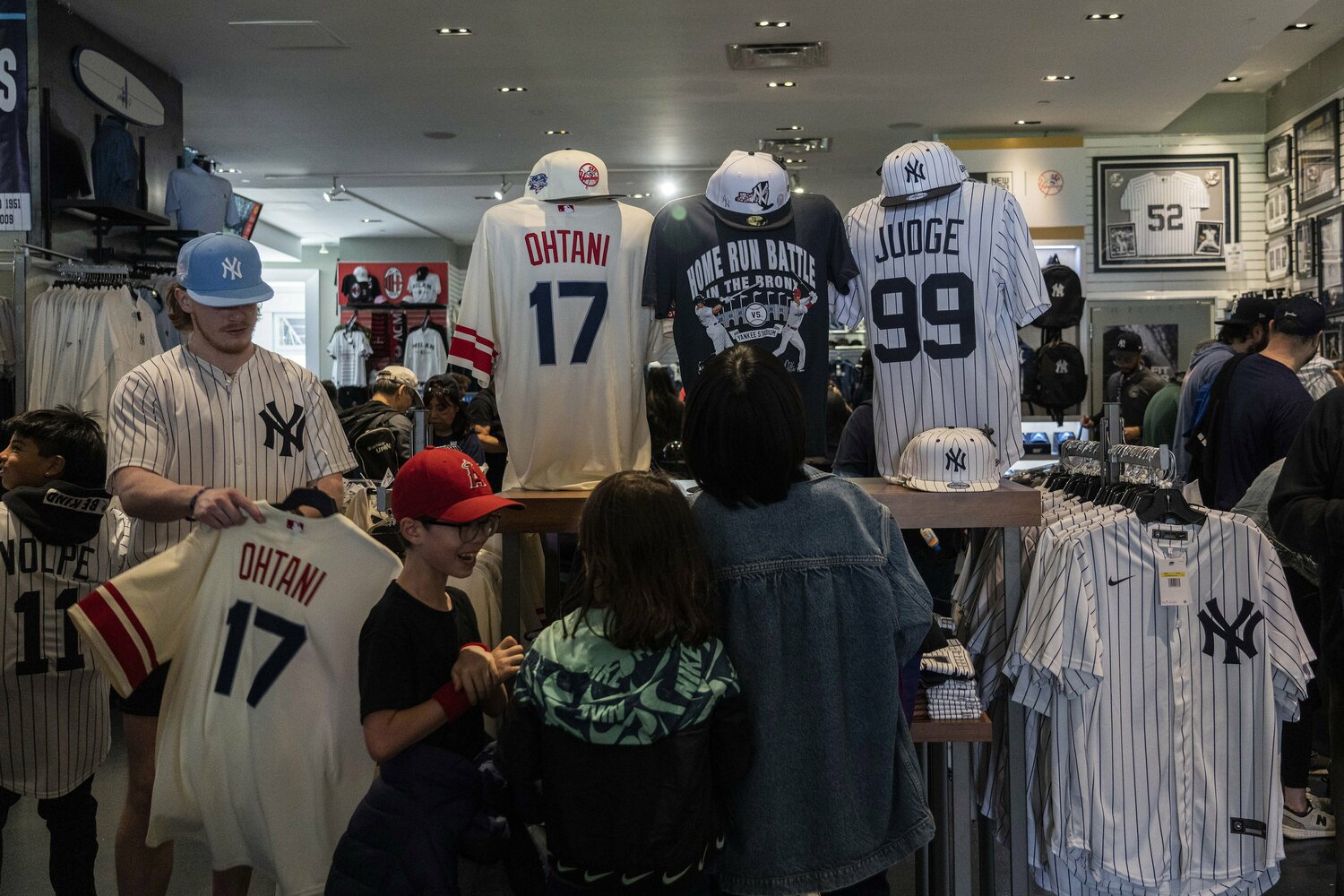 ヤンキースタジアム内のグッズショップに置かれた大谷翔平とジャッジのTシャツ　©︎The New York Times/Redux/AFLO