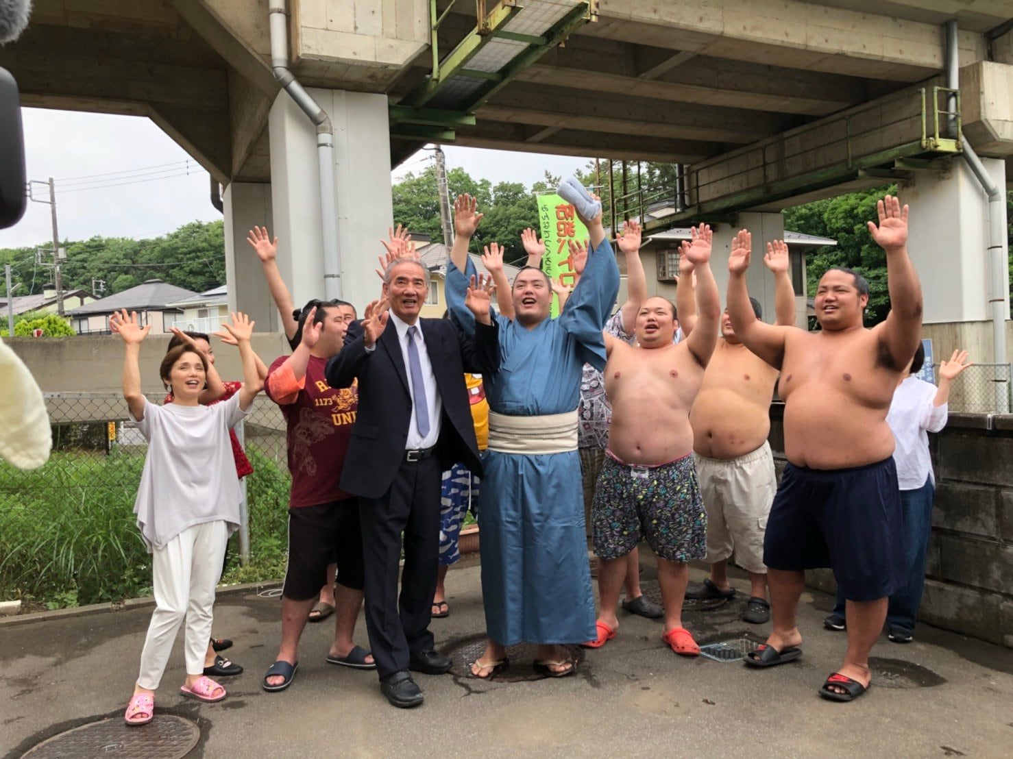 新十両が決まりバンザイする一山本、みづえさん（左）と二所ノ関親方（2019年5月）　写真：筆者提供