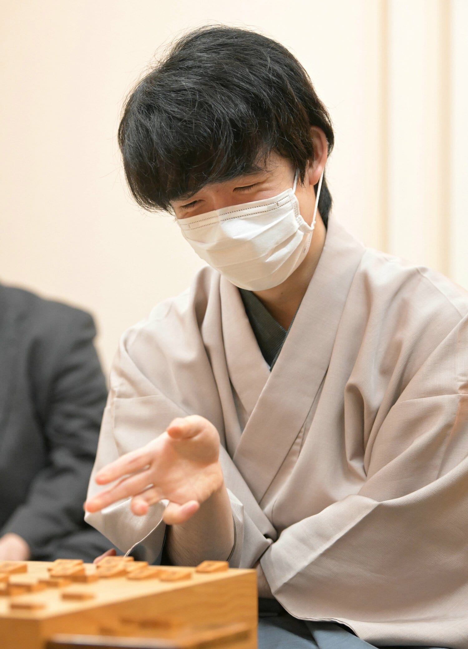 王将戦第4局後、感想戦での藤井五冠（代表撮影）※写真をクリックすると「藤井聡太・五冠までの足跡」がご覧になれます　©JIJI PRESS