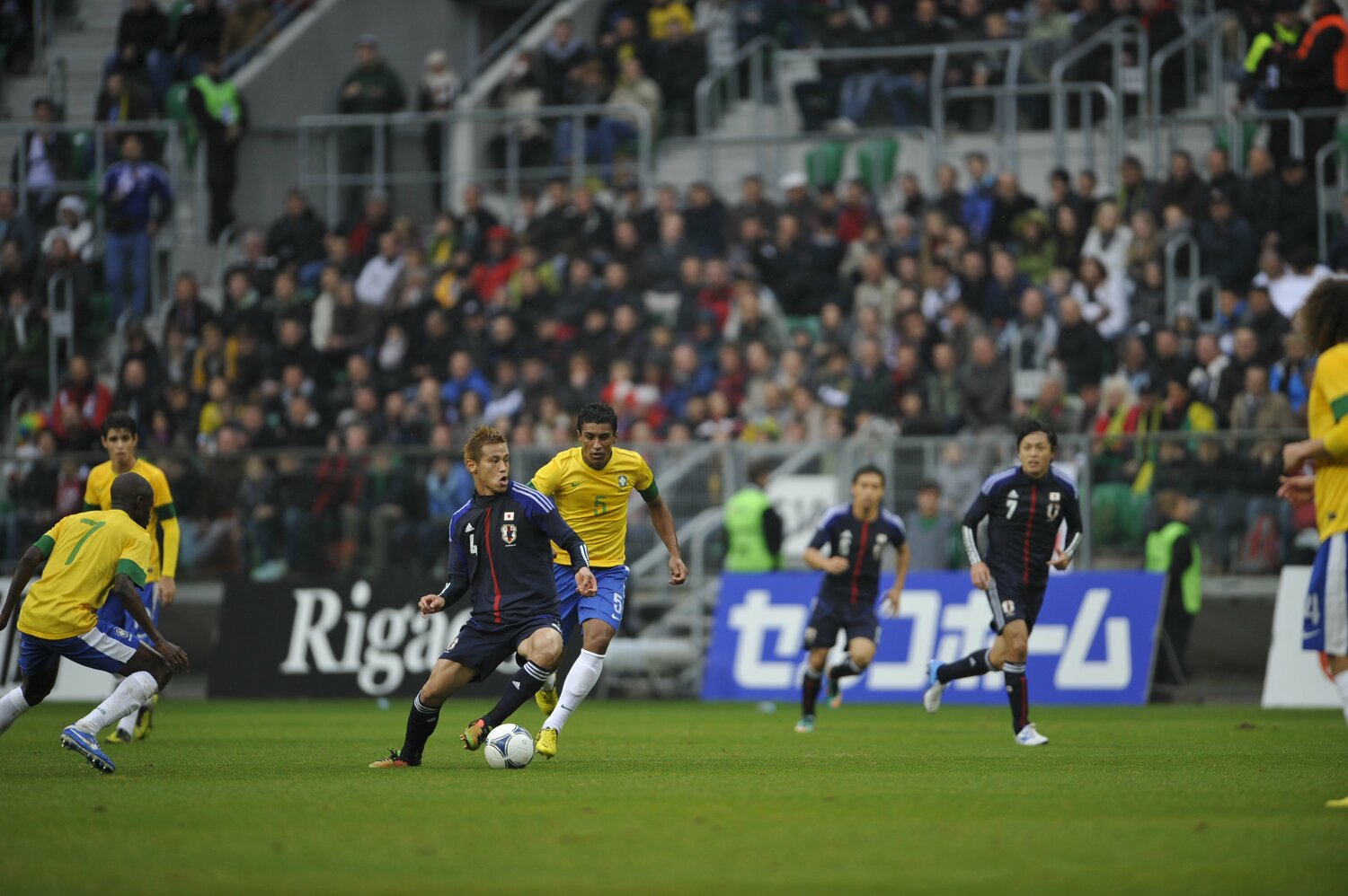 2012年10月の欧州遠征、ブラジル戦でボールをキープする本田　©︎Takuya Sugiyama