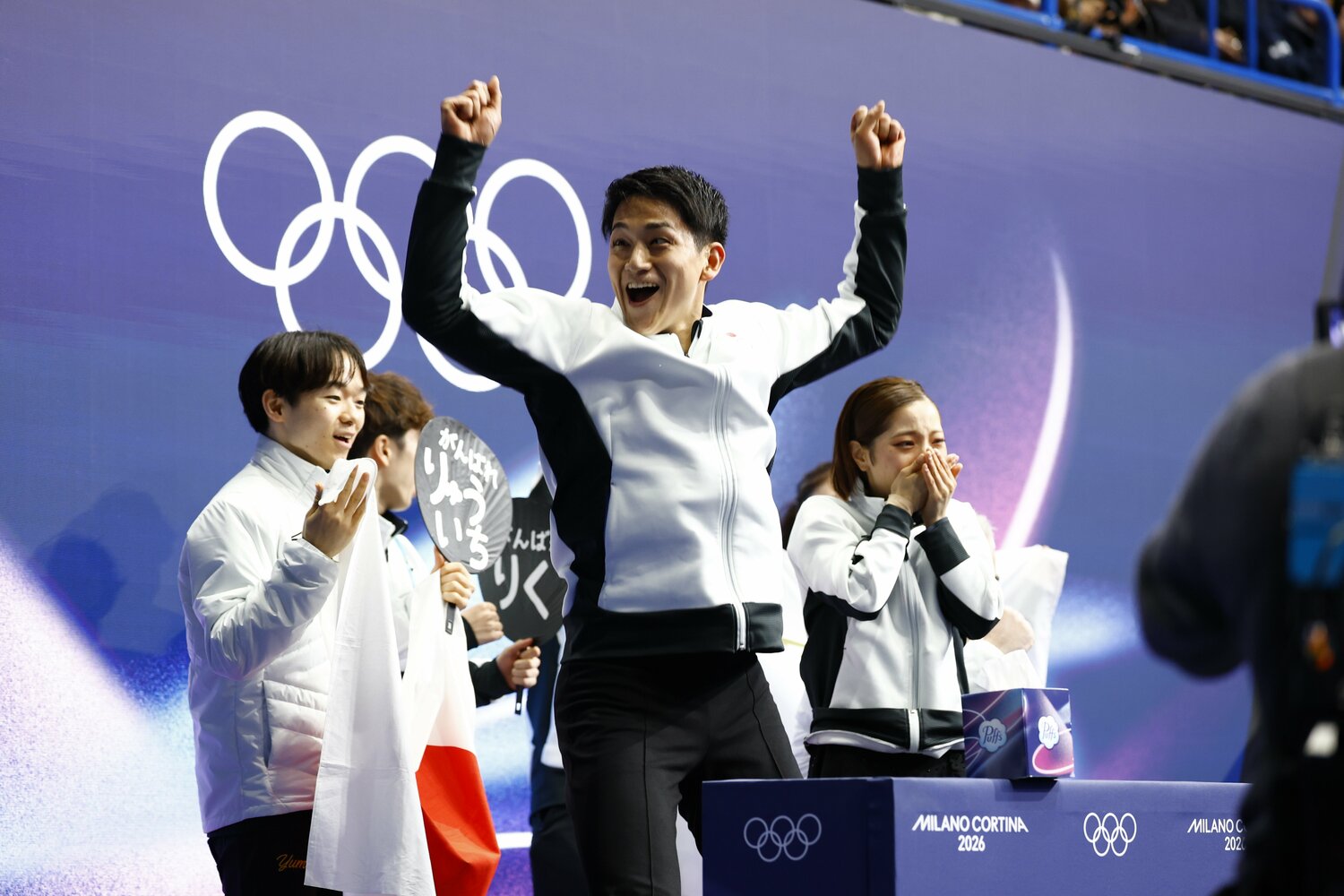 団体戦ショートで自己ベストとなる82.84点のスコアが出て喜ぶ木原と三浦　©️Sunao Noto / JMPA