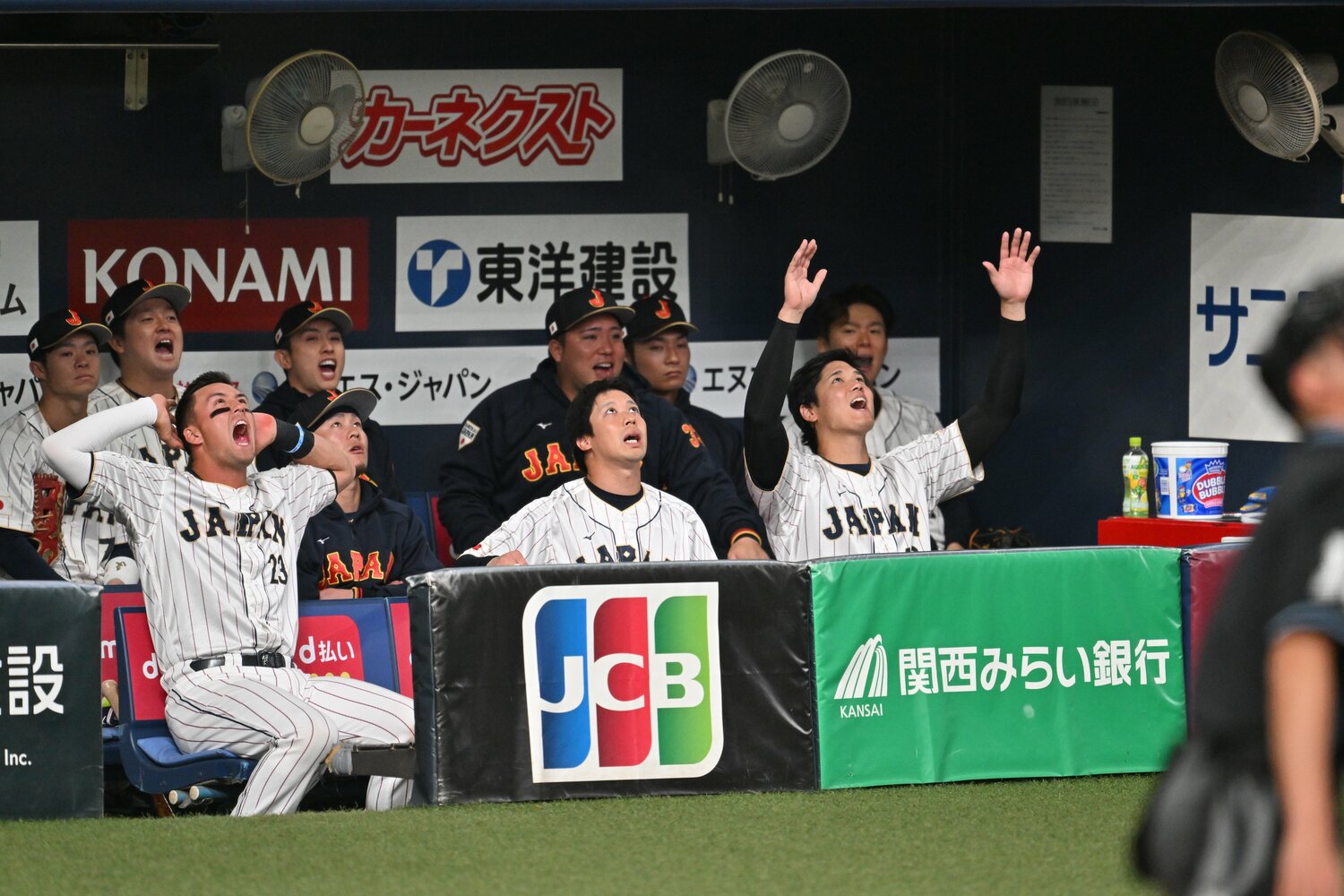 3月6日の阪神戦でのベンチの一幕。高く上がった村上の打球に、大谷とヌートバーはこのリアクション　©Naoya Sanuki