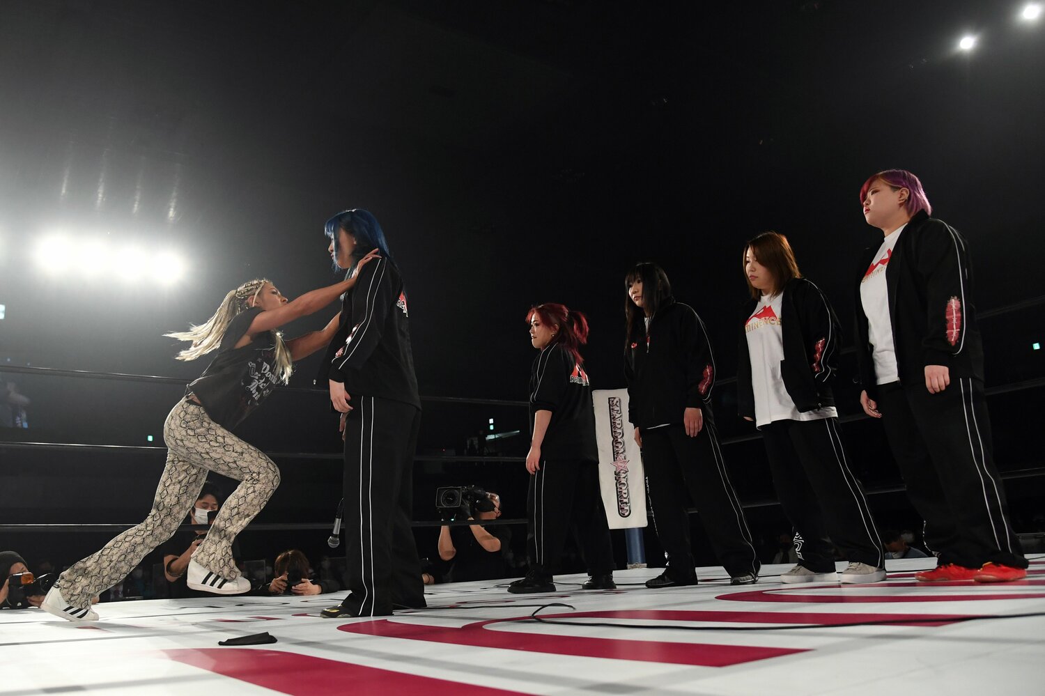 リング上で対峙するジュリアとプロミネンスの面々