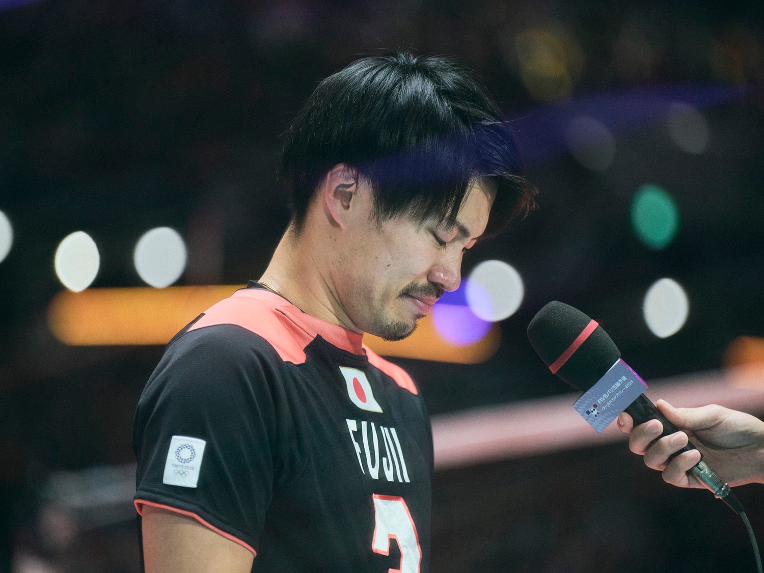 コートインタビューで藤井直伸との時間を振り返り、涙する関田誠大　©︎Yuki Suenaga