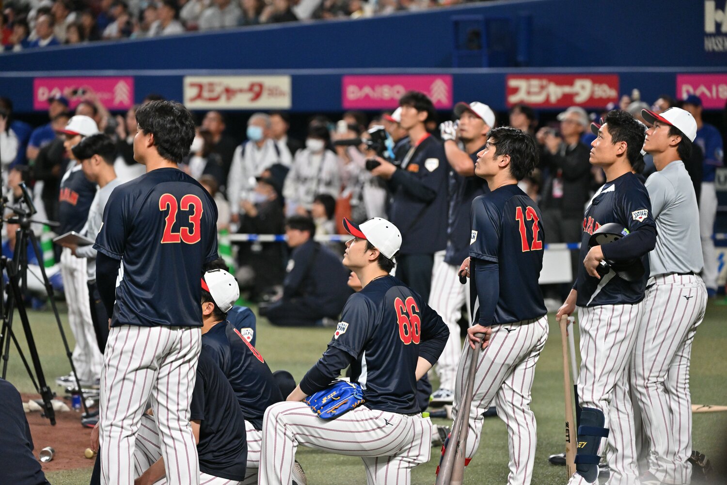 松本裕樹（ソフトバンク）、坂本誠志郎、森下翔太（ともに阪神）ら侍ジャパンのメンバーも大谷の打球を見つめる　©Hideki Sugiyama