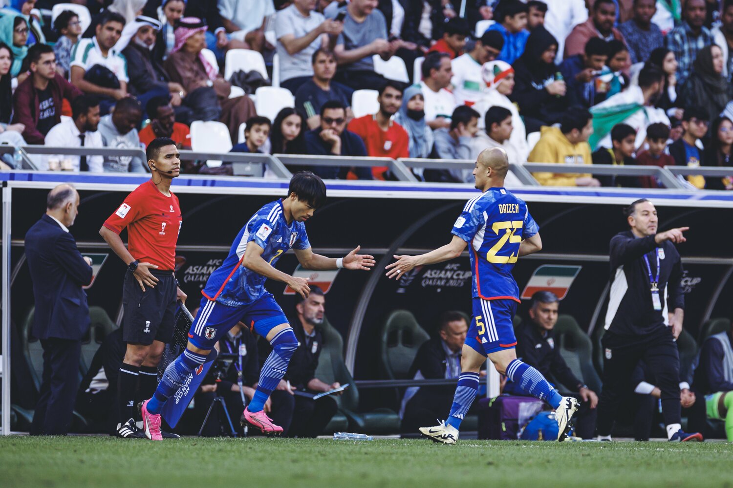 イラン戦、前田大然に代わってピッチに入る三笘薫 ©Kiichi Matsumoto