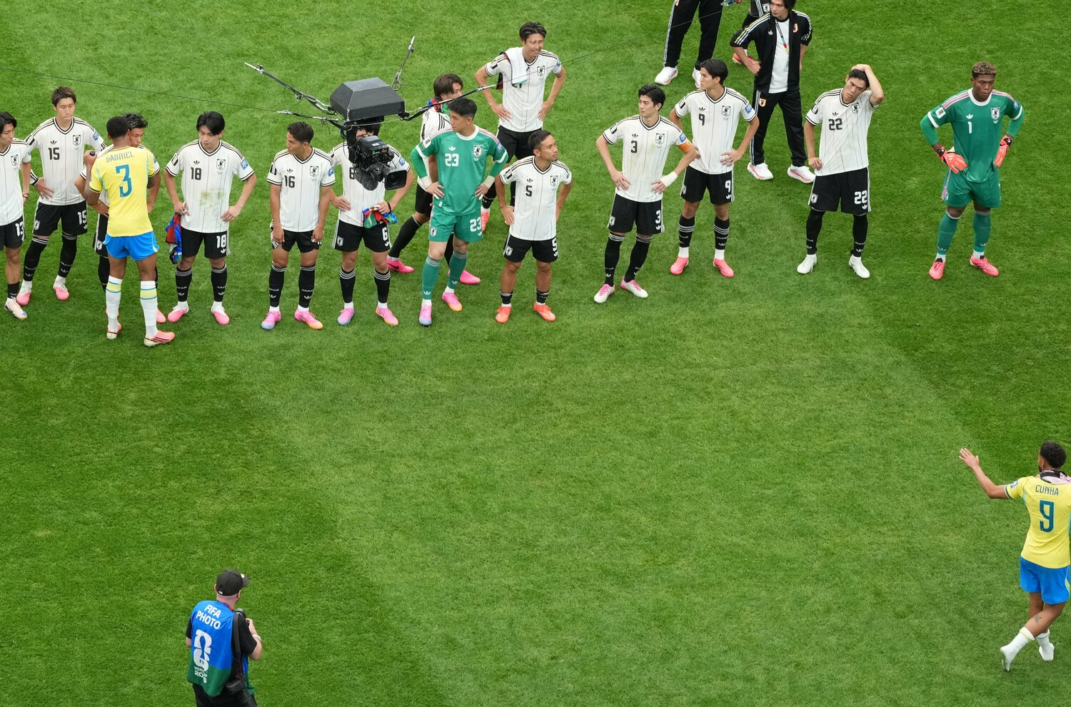 試合終了後、塩貝健人に向けて「5本指」を立て、挑発するクーニャ（右下）　©SPORTS NIPPON／AFLO