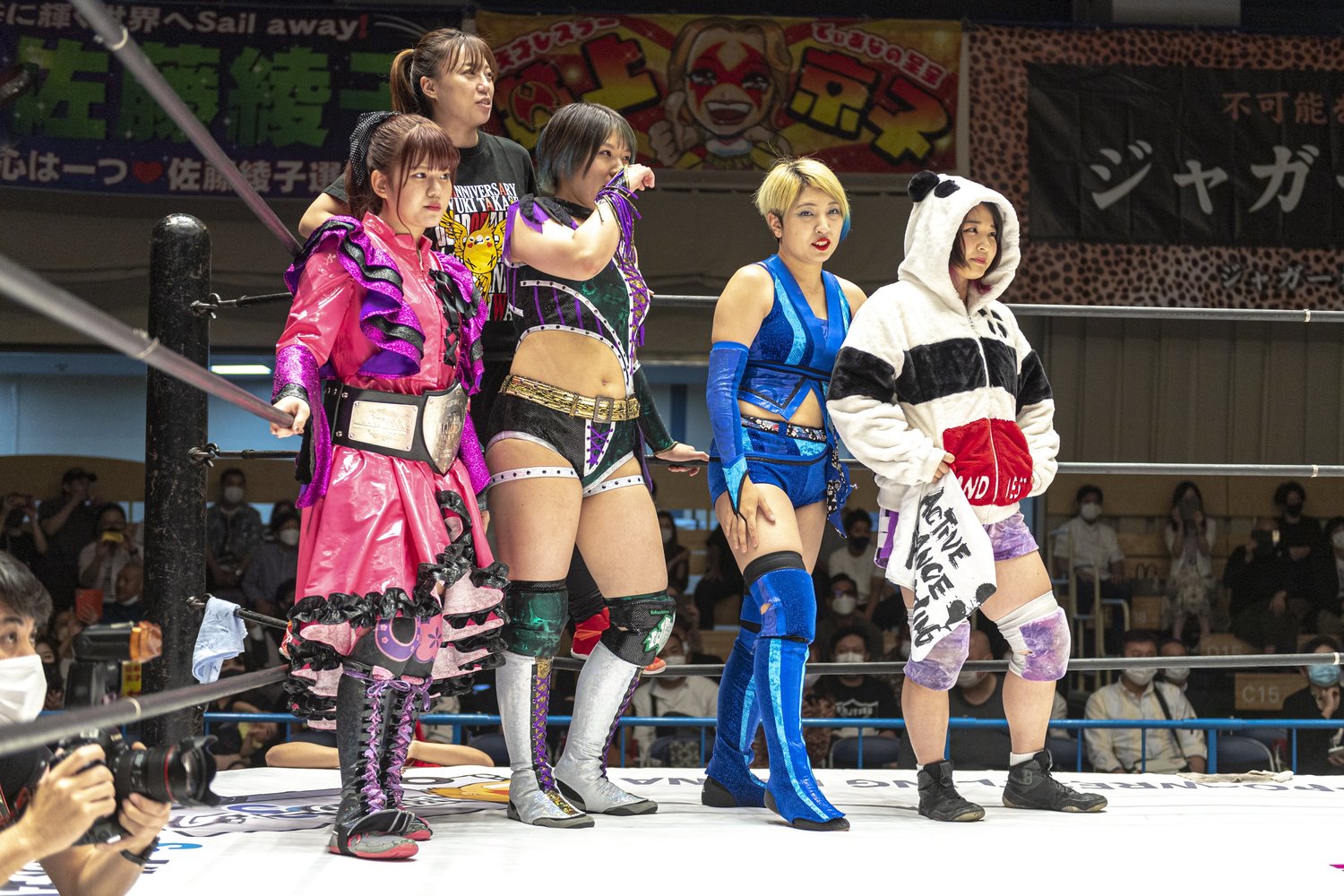 左から梅咲遥、セコンドについた負傷欠場中の高瀬みゆき、三浦亜美、進垣リナ、笹村あやめ