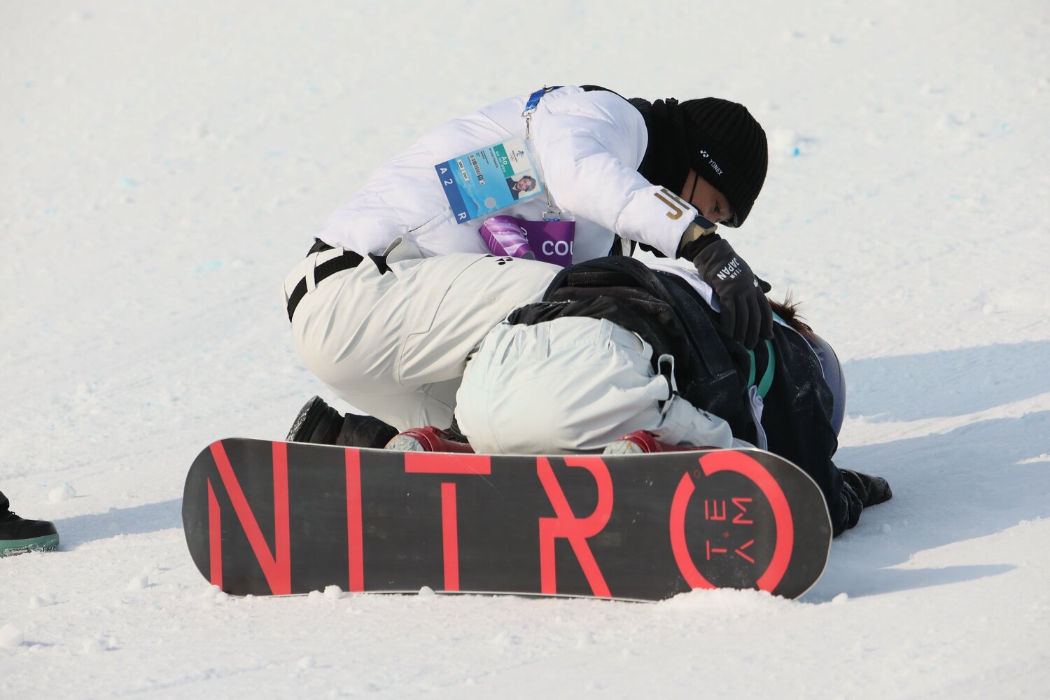 スノーボード女子ビッグエア決勝で大技に挑戦し転倒、流血した鬼塚雅。「ちゃんと挑戦できて幸せ」だと健気なコメントを残した