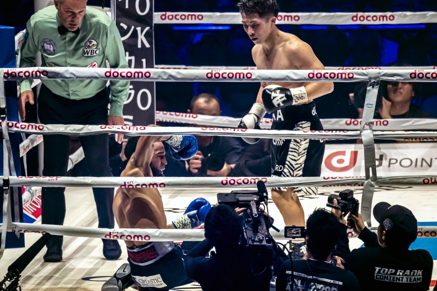 6回に井上尚弥がネリから3度目のダウンを奪いTKO勝利した瞬間（全3枚中の3枚目）©︎Takuya Sugiyama