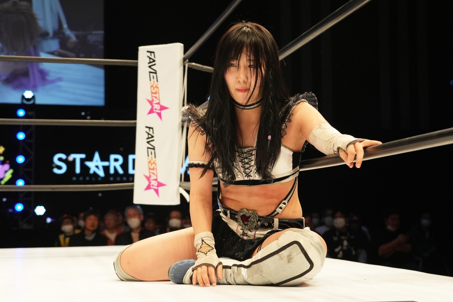 リングに座り込んでしまった玖麗さやか　©Essei Hara