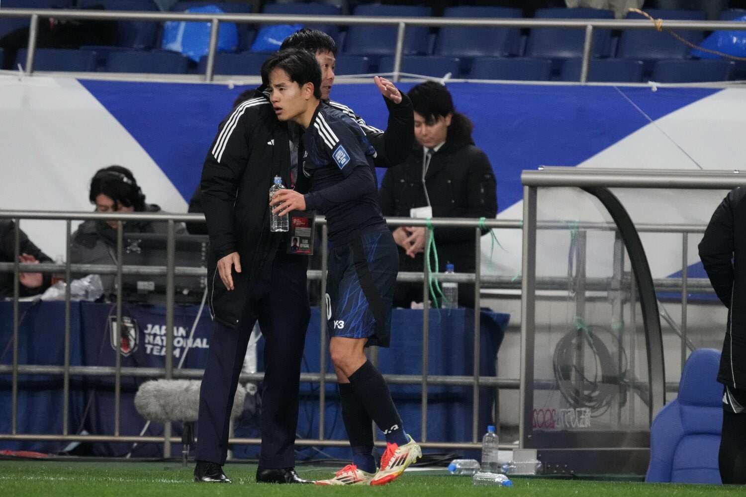 久保はユニフォームを着直して、森保監督のもとへ【2枚目／全2枚】　©Getty Images