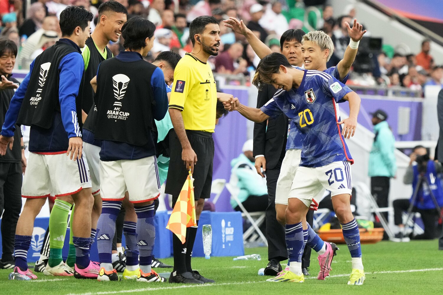 バーレーン戦でゴールを決め、菅原と握手　©Getty Images