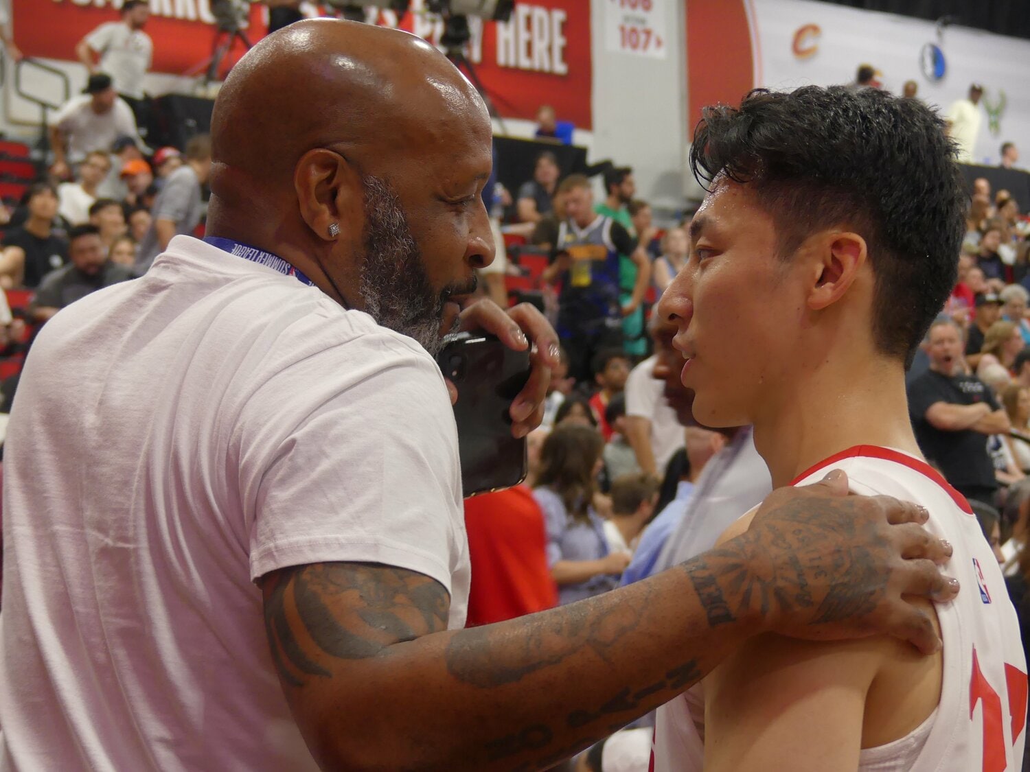 昨季グリズリーズのアシスタントコーチだったアンソニー・カーター(左)と言葉をかわす河村勇輝 ©︎Yoko Miyaji