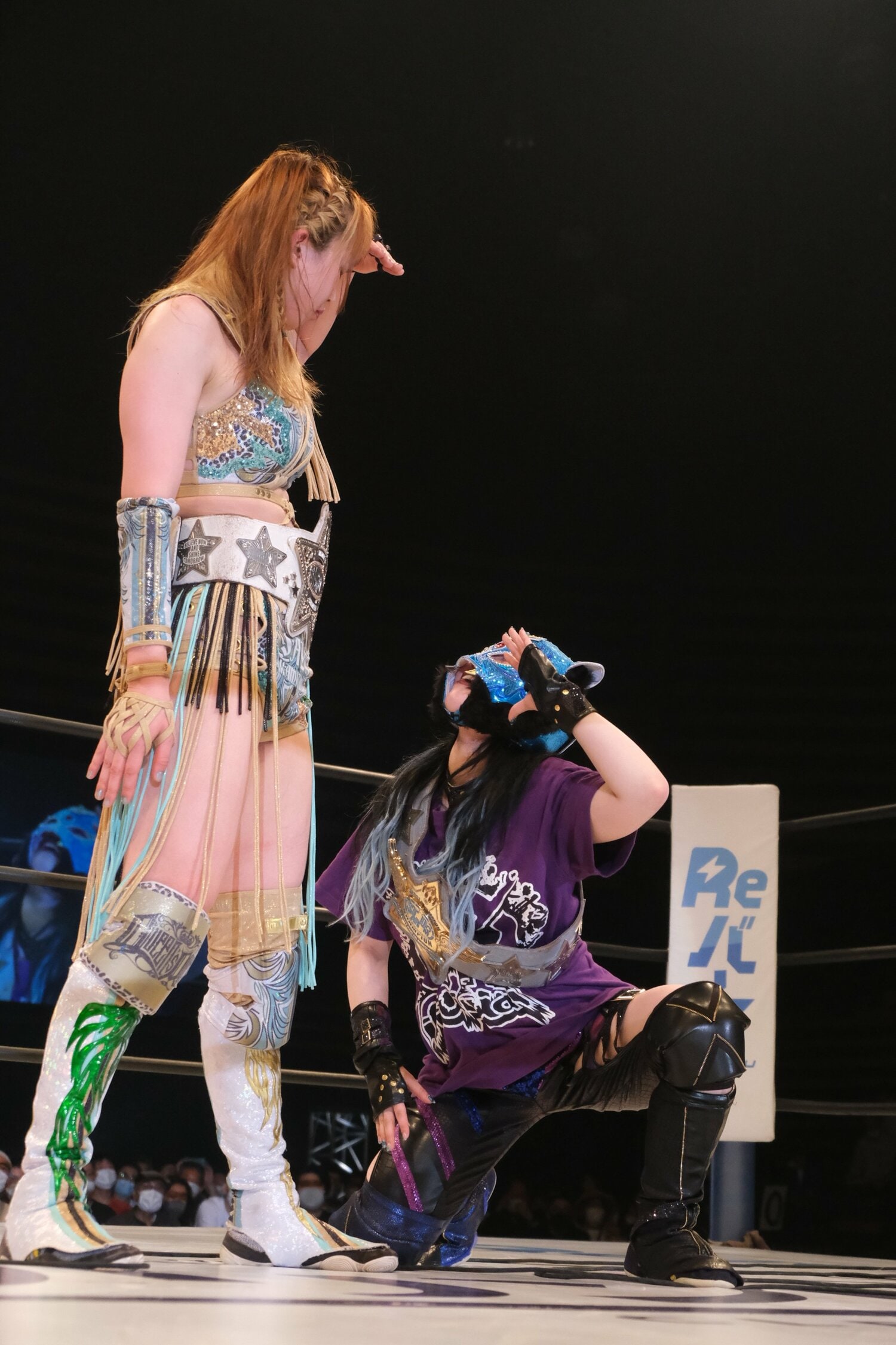 リング上でしゃがみ込んでベルトを見上げたキッド