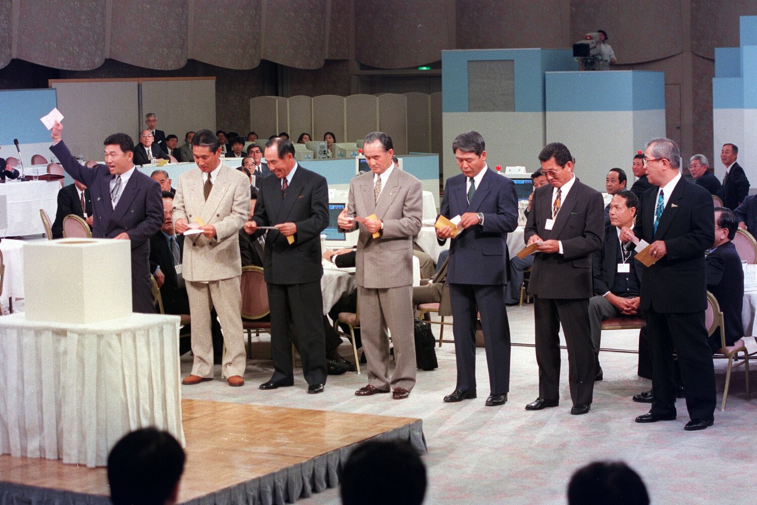 1995年のドラフト会議。高校生史上最多となる7球団が1位指名した福留孝介（PL学園）。近鉄が入団交渉権を引き当てたが、入団辞退。日本生命に進み、3年後に中日を逆指名した　©JIJI PRESS