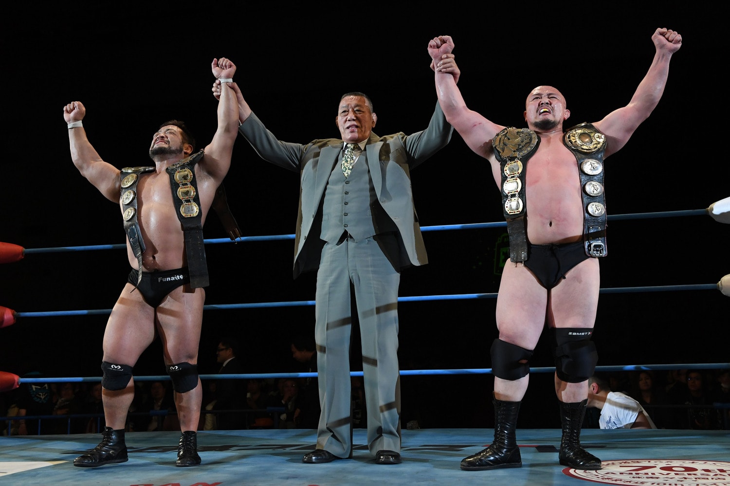 2019年2月、関本大介・岡林裕二組の世界タッグ防衛を祝福