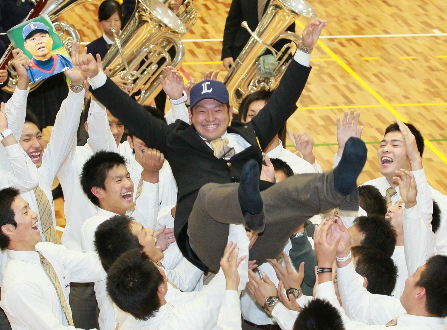 森友哉がドラフト指名された際には、吹奏楽部の部員（後方）も集まって演奏で祝福した　©︎JIJI PRESS