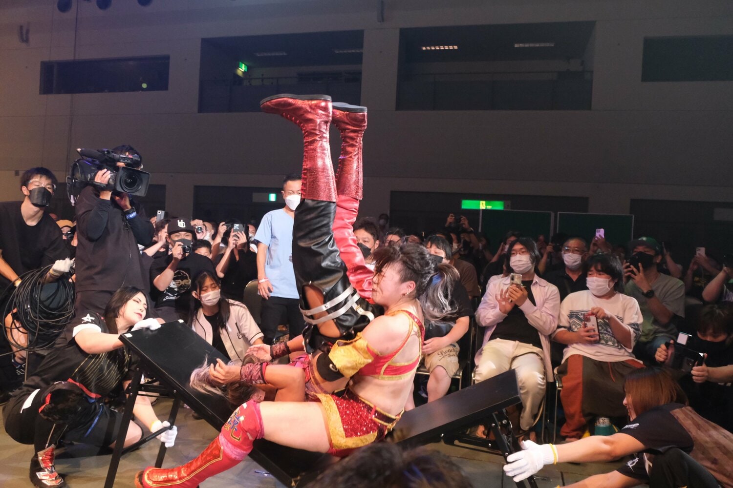 ハードコアマッチにて、すずはジュリアをパイルドライバーで叩きつける。テーブルが壊れる強烈な一撃だった