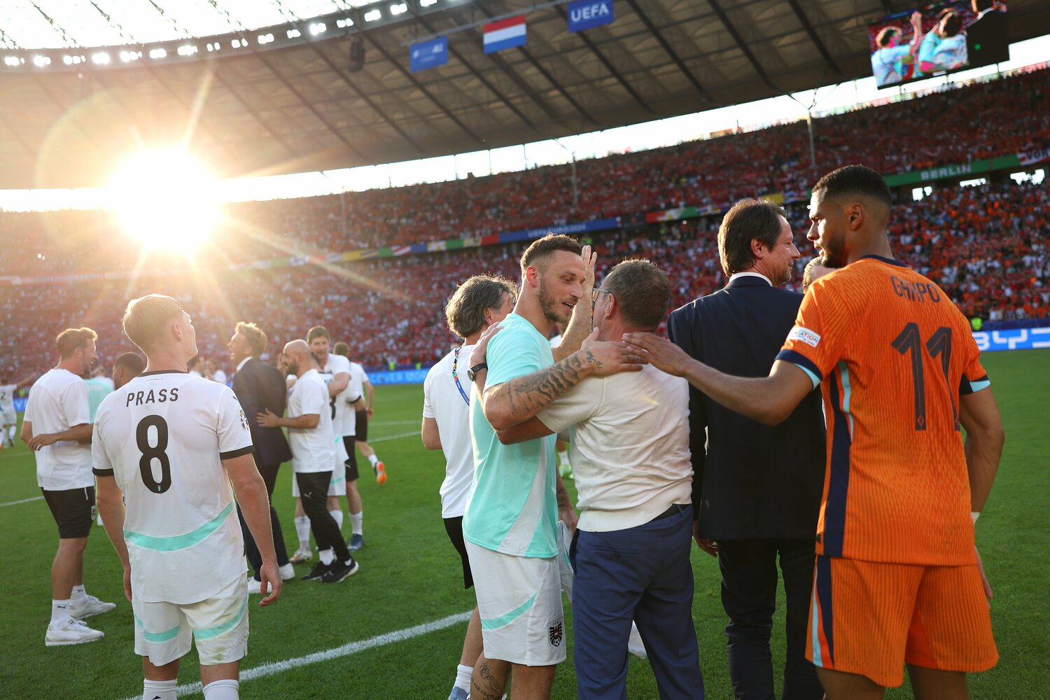 日暮れもまた、オーストリアの首位通過を祝うかのように…… ©Getty Images